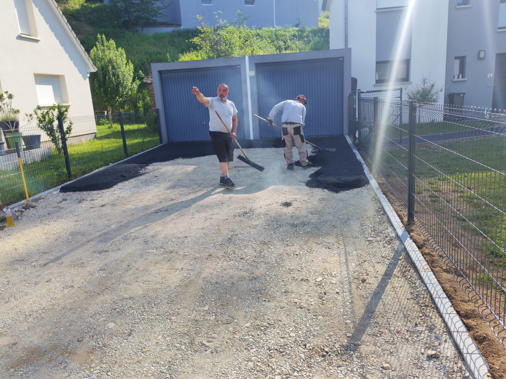 Pose de l'enrobé sur une allée — BATI-MAN BTP
